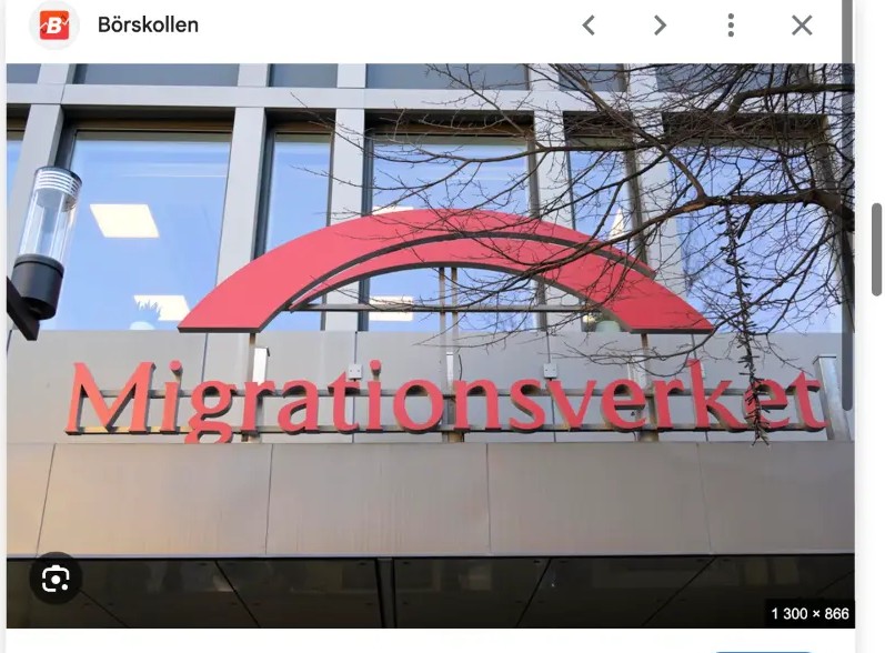 Migrationsverkets kontor med den röda logotypen på fasaden.