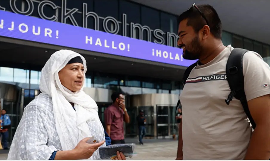 Två personer samtalar utanför provlokalen i Älvsjö efter det första medborgarskapsprovet.